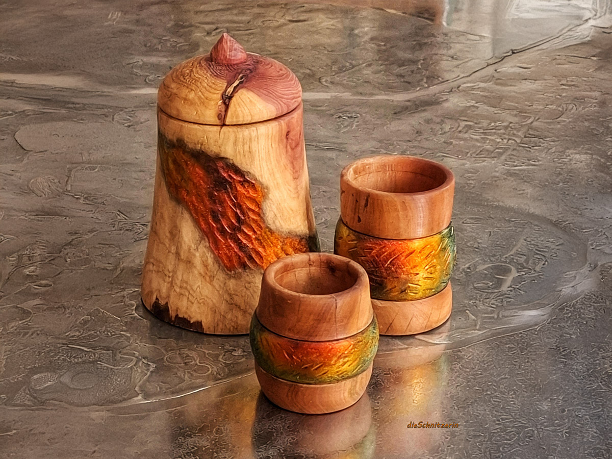 Elegante Holzdose mit kleinen passenden Bechern - Verzierung durch Pigmentauftrag